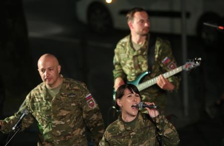 DVE UNIFORMI ENA PESEM 20 FOTO LJUBO VUKELIČ